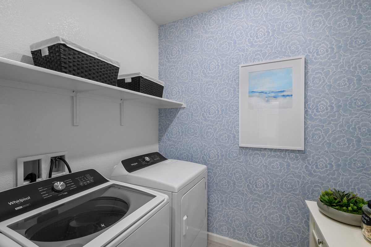 Spacious laundry room 