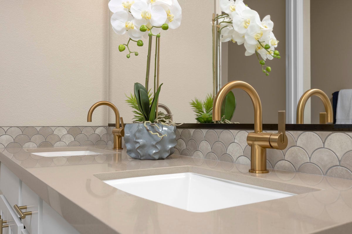 Dual-sink vanity at primary bath