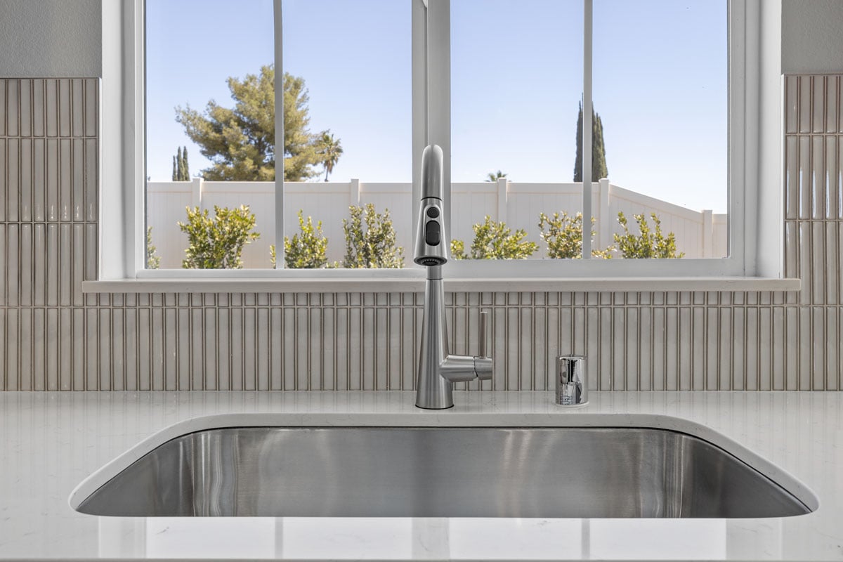 Optional single-basin kitchen sink