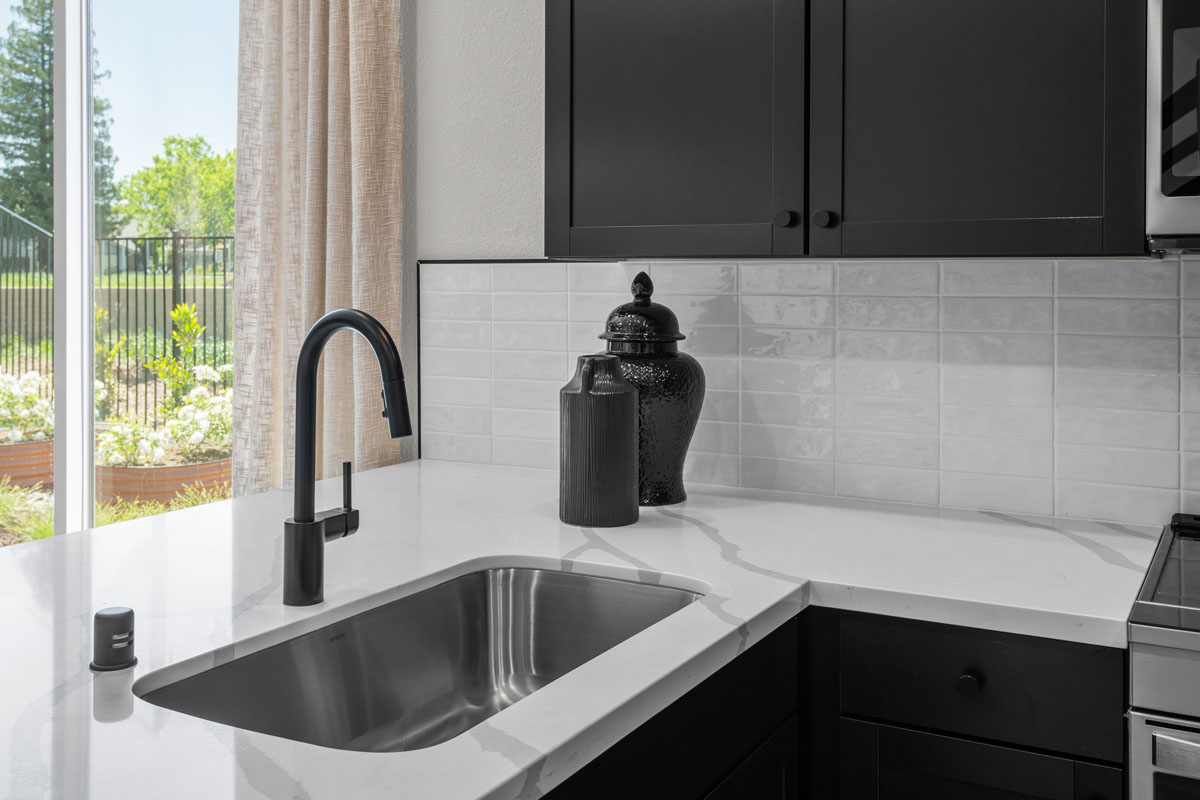 Single-basin kitchen sink with pullout faucet