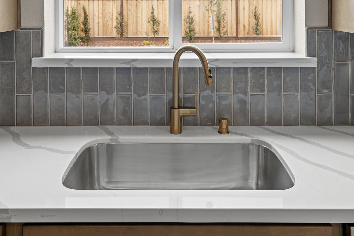Single-basin undermount kitchen sink