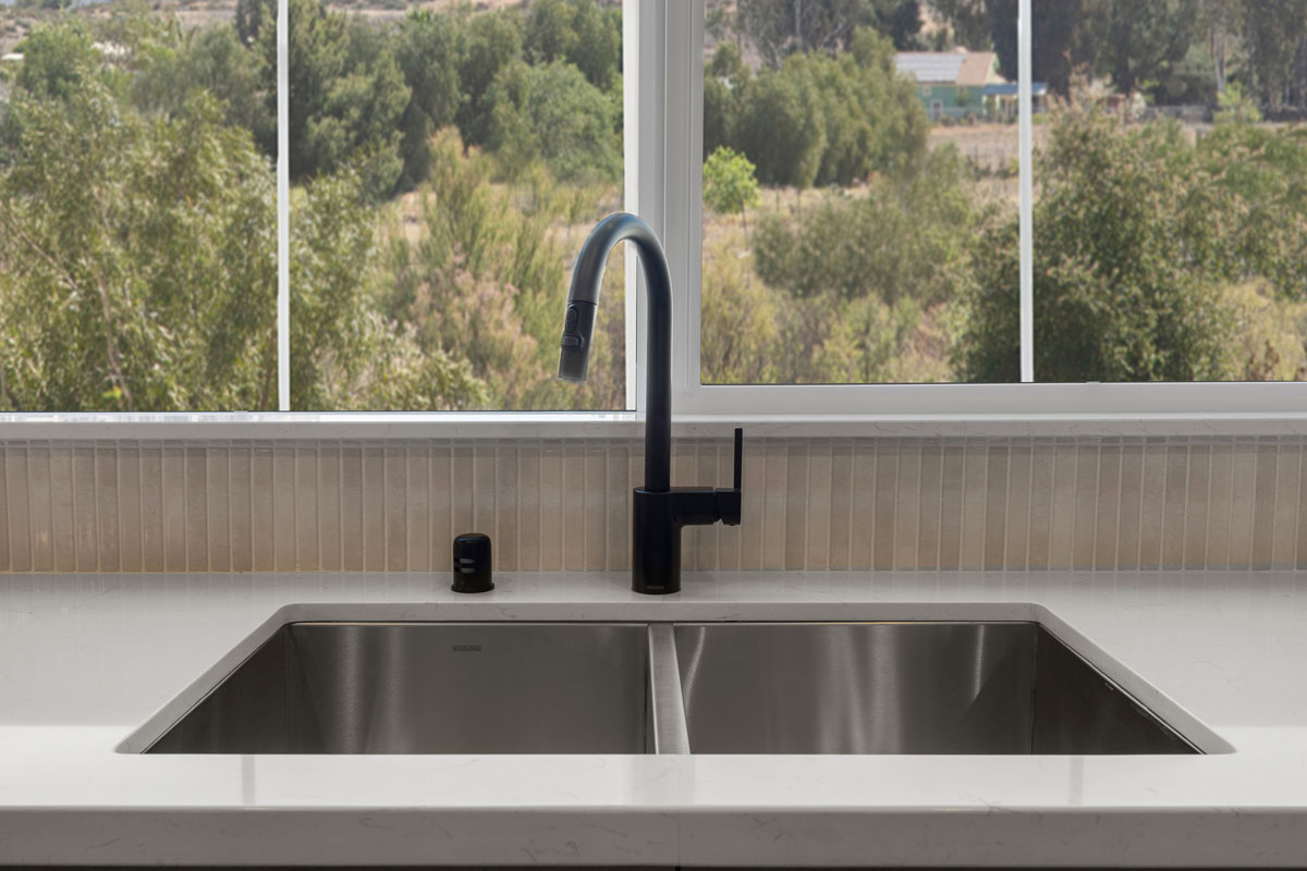 Optional double-basin kitchen sink
