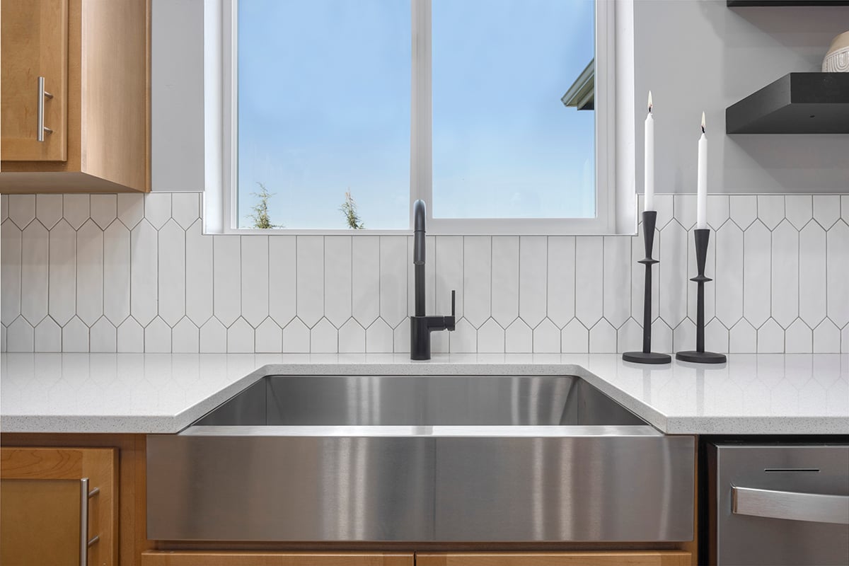 Stainless steel kitchen sink with pullout faucet