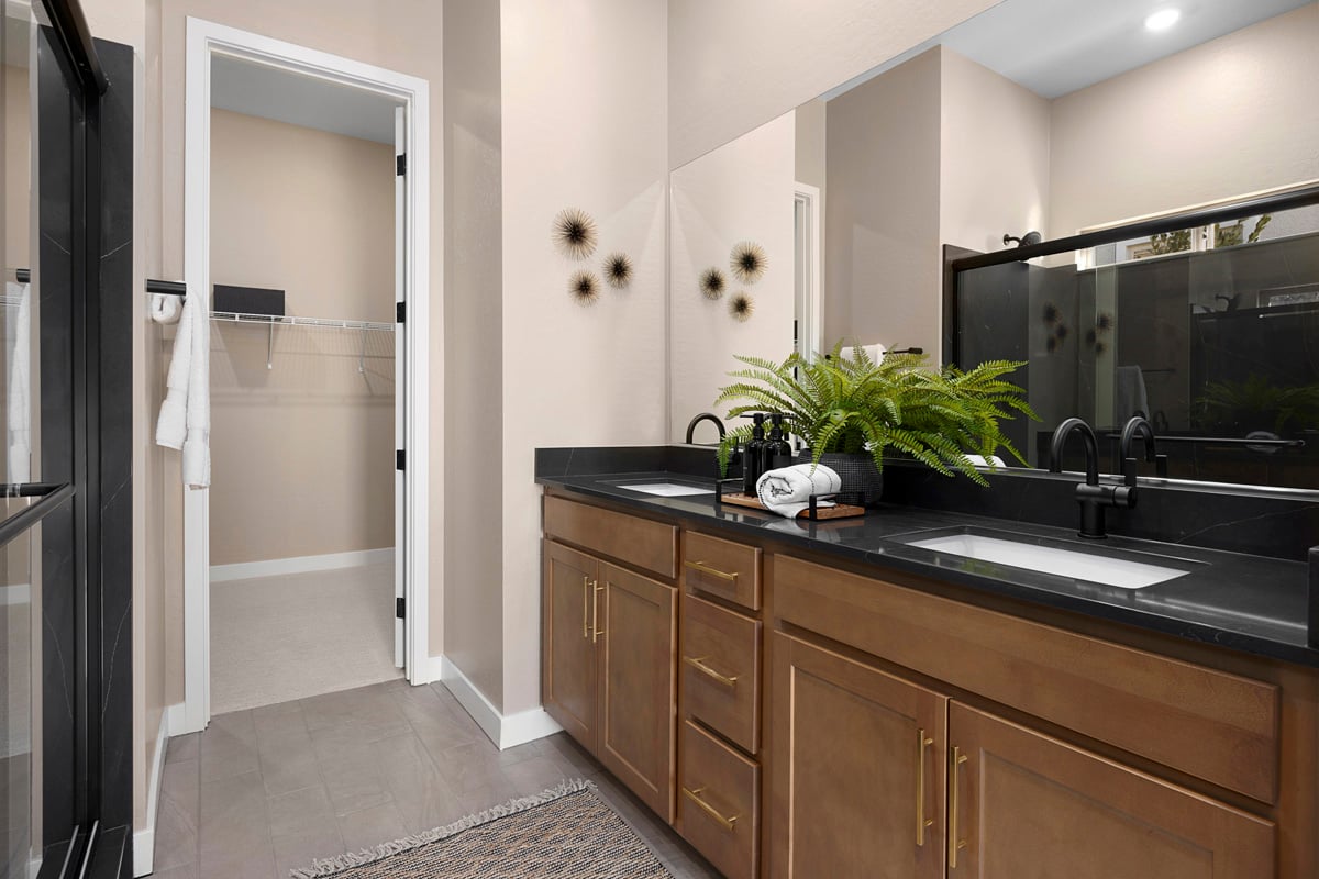 Dual-sink vanity at primary bath