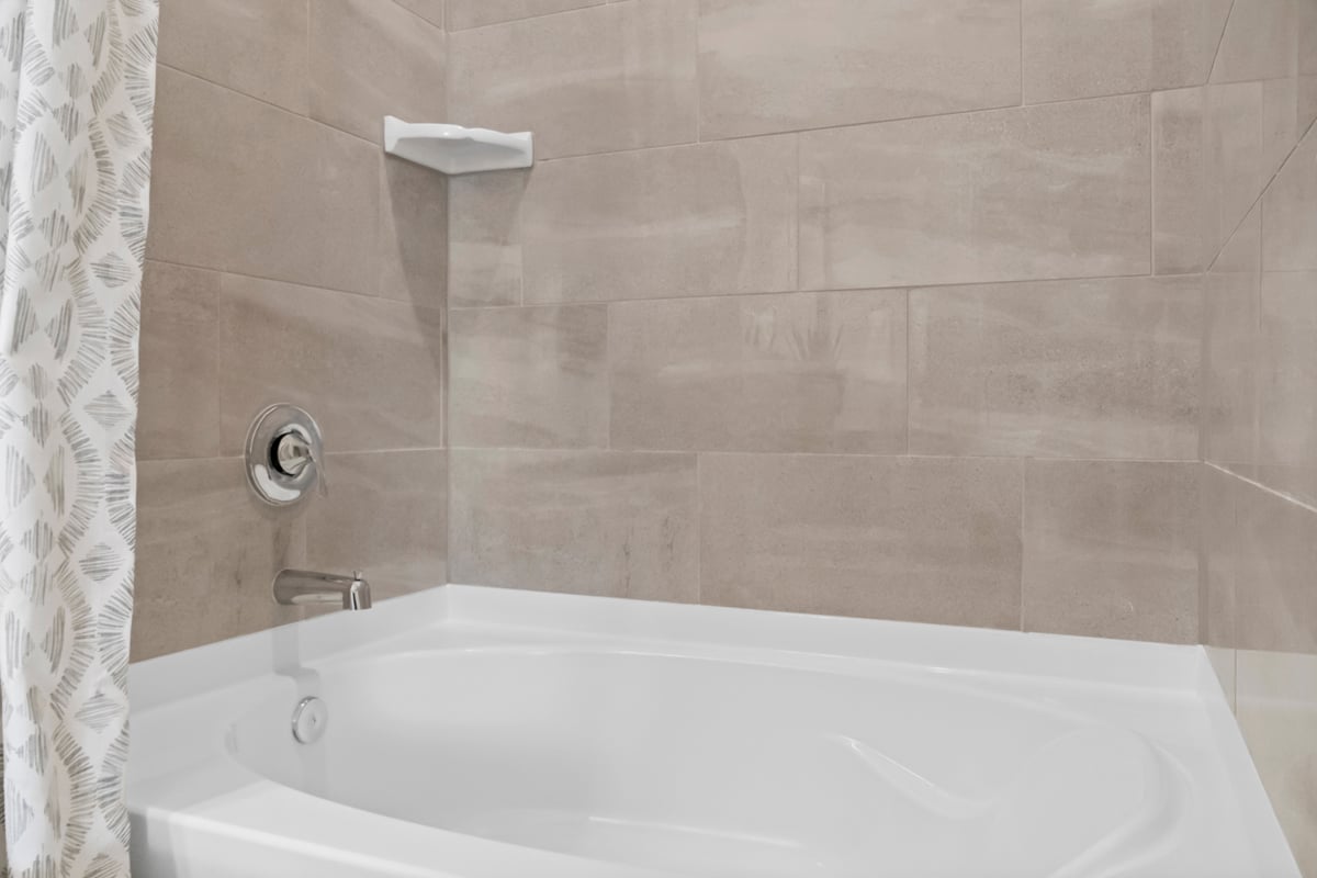 Tub with tile surround at primary bath