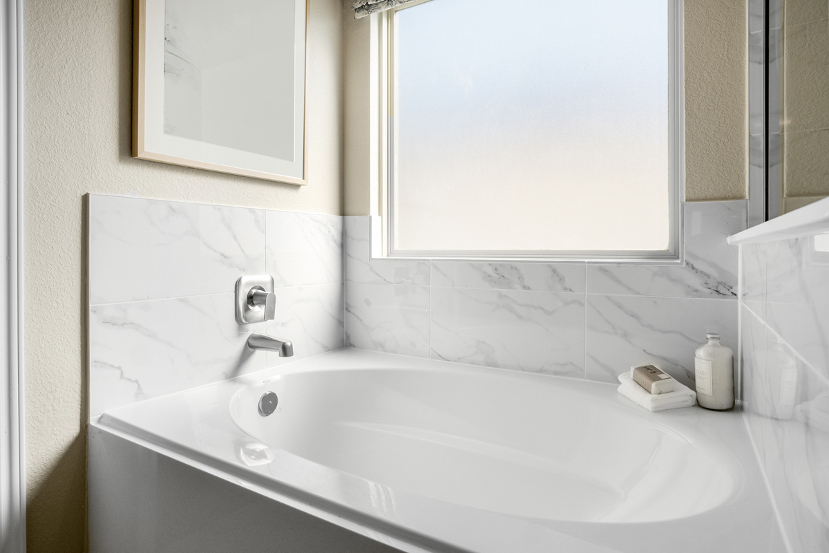 Tub with tile surround at primary bath